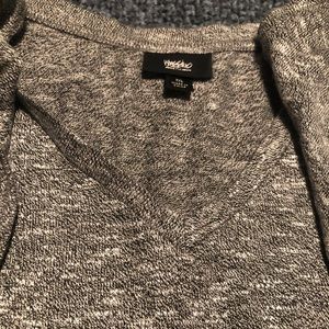 Mossimo Peak Arm 3/4 Sleeve sweater